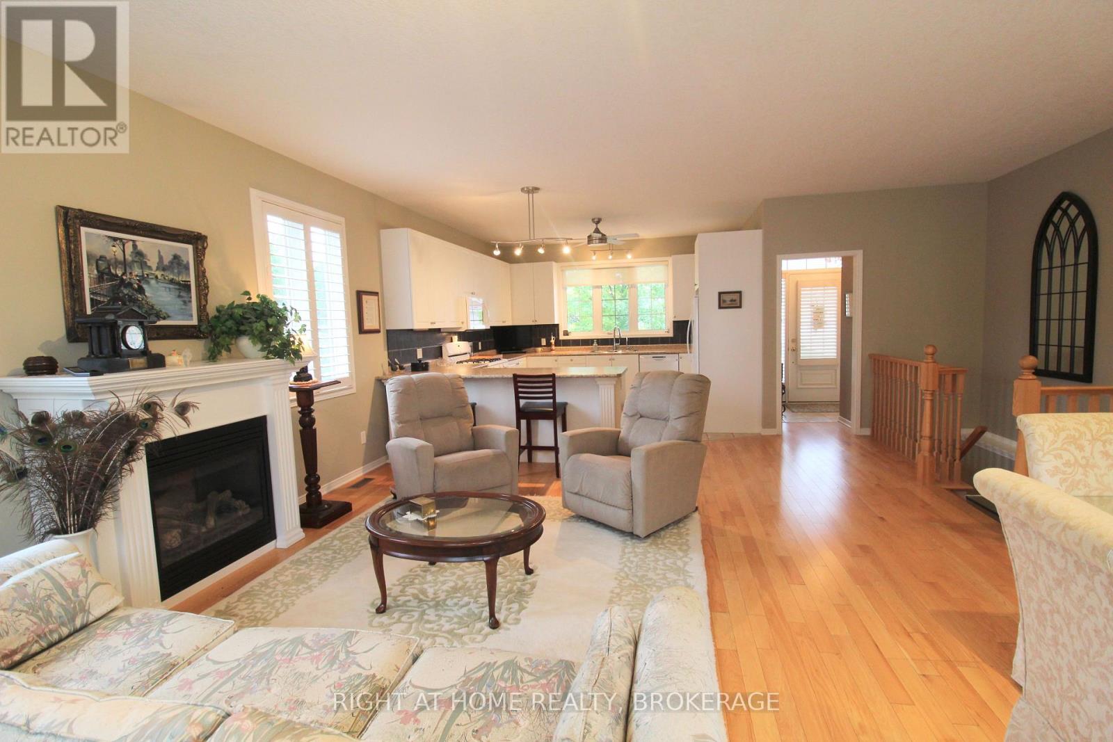40 Stornoway Crescent N, Huron East, Ontario  N0K 1W0 - Photo 9 - X13812790