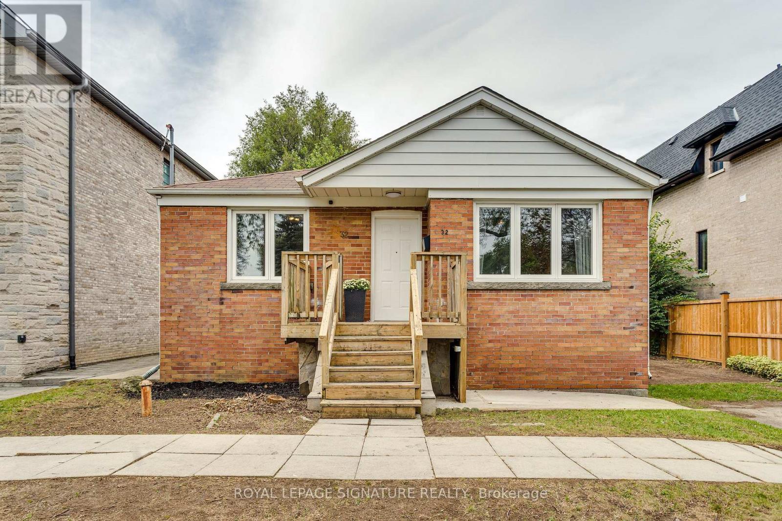 32 Wigan Crescent, Toronto, Ontario  M3H 3A4 - Photo 2 - C13812904