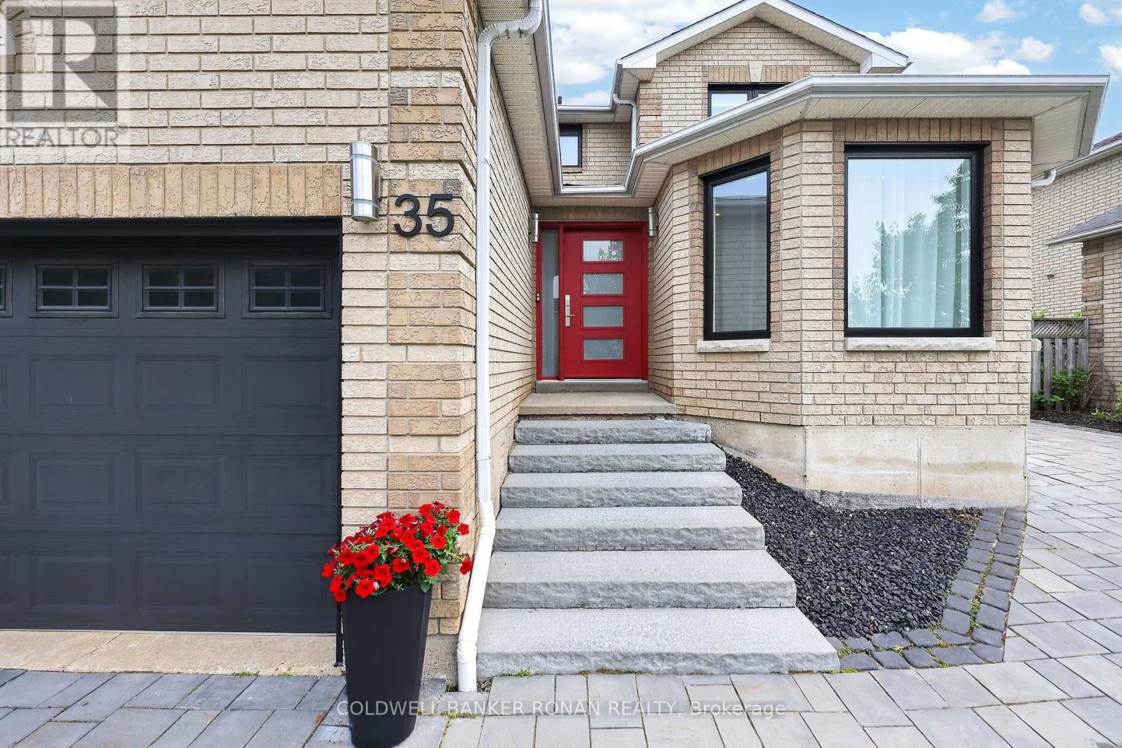 35 Farmstead Crescent, Barrie (Holly), Ontario  L4N 8S2 - Photo 4 - S13812810