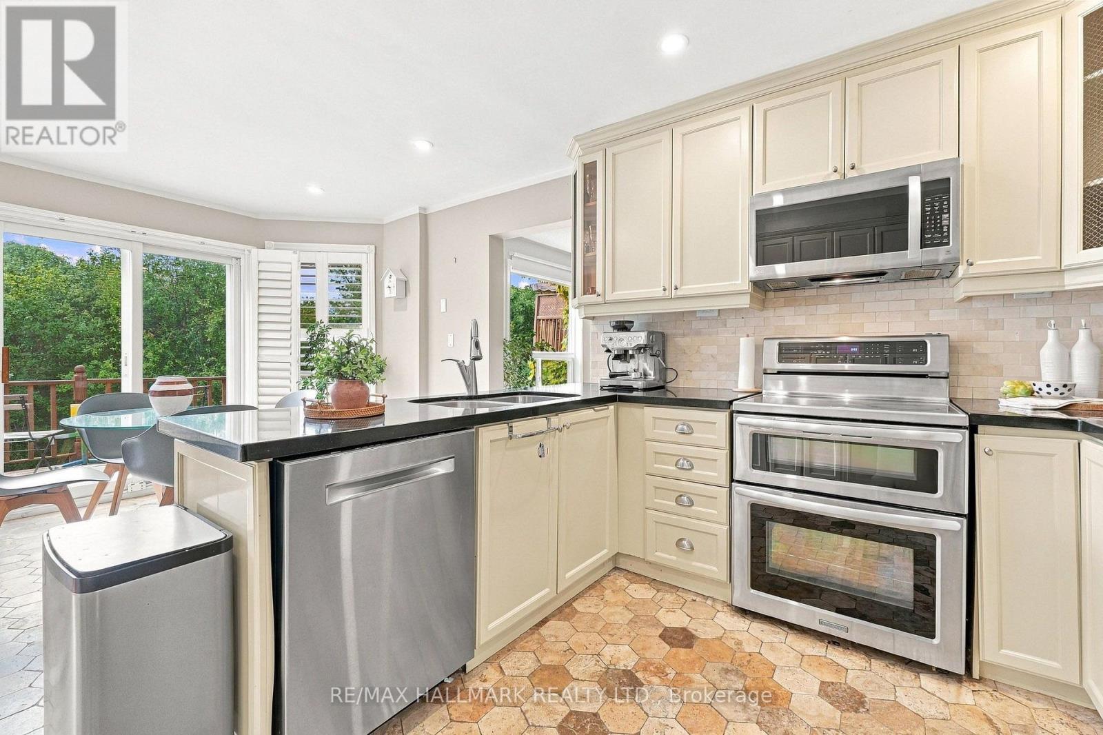 1246 Winterbourne Drive, Oakville, Ontario  L6J 7G2 - Photo 9 - W13812844