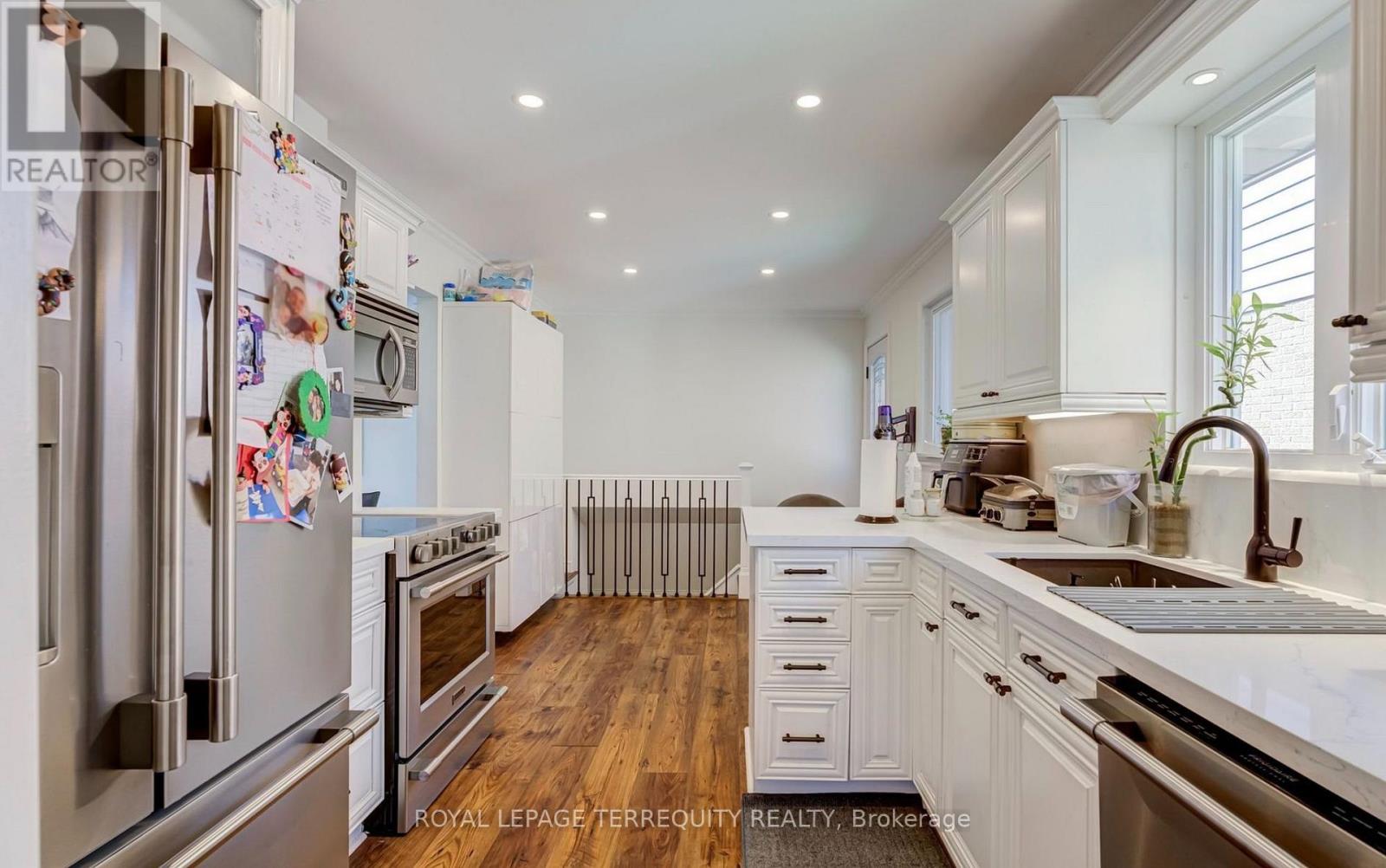 2474 Yarmouth Crescent, Oakville, Ontario  L6L 2M8 - Photo 3 - W13812928
