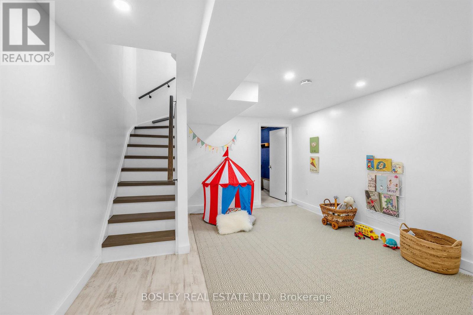 153 Lambertlodge Avenue, Toronto, Ontario  M6G 3X4 - Photo 23 - C13813094