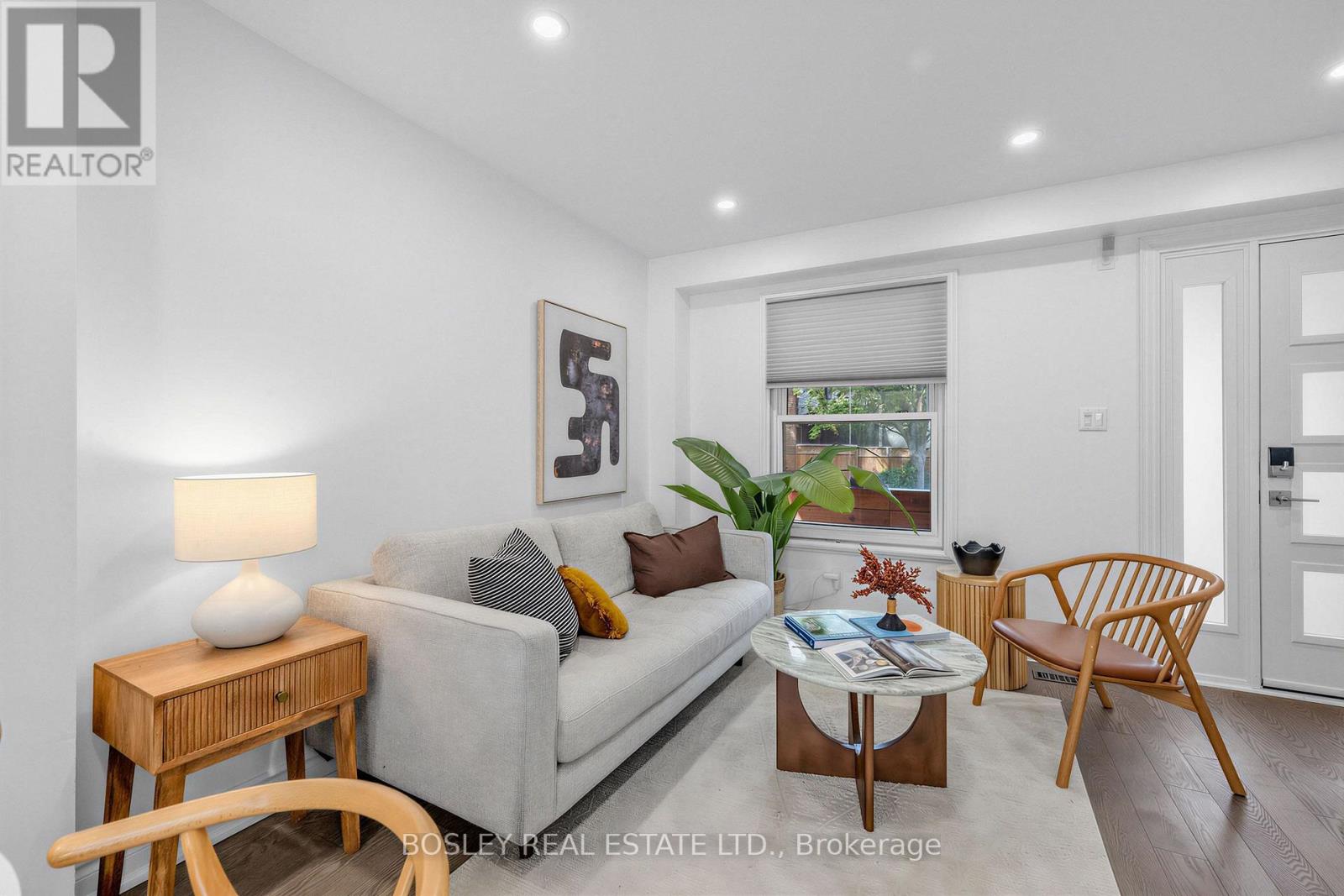 153 Lambertlodge Avenue, Toronto, Ontario  M6G 3X4 - Photo 4 - C13813094