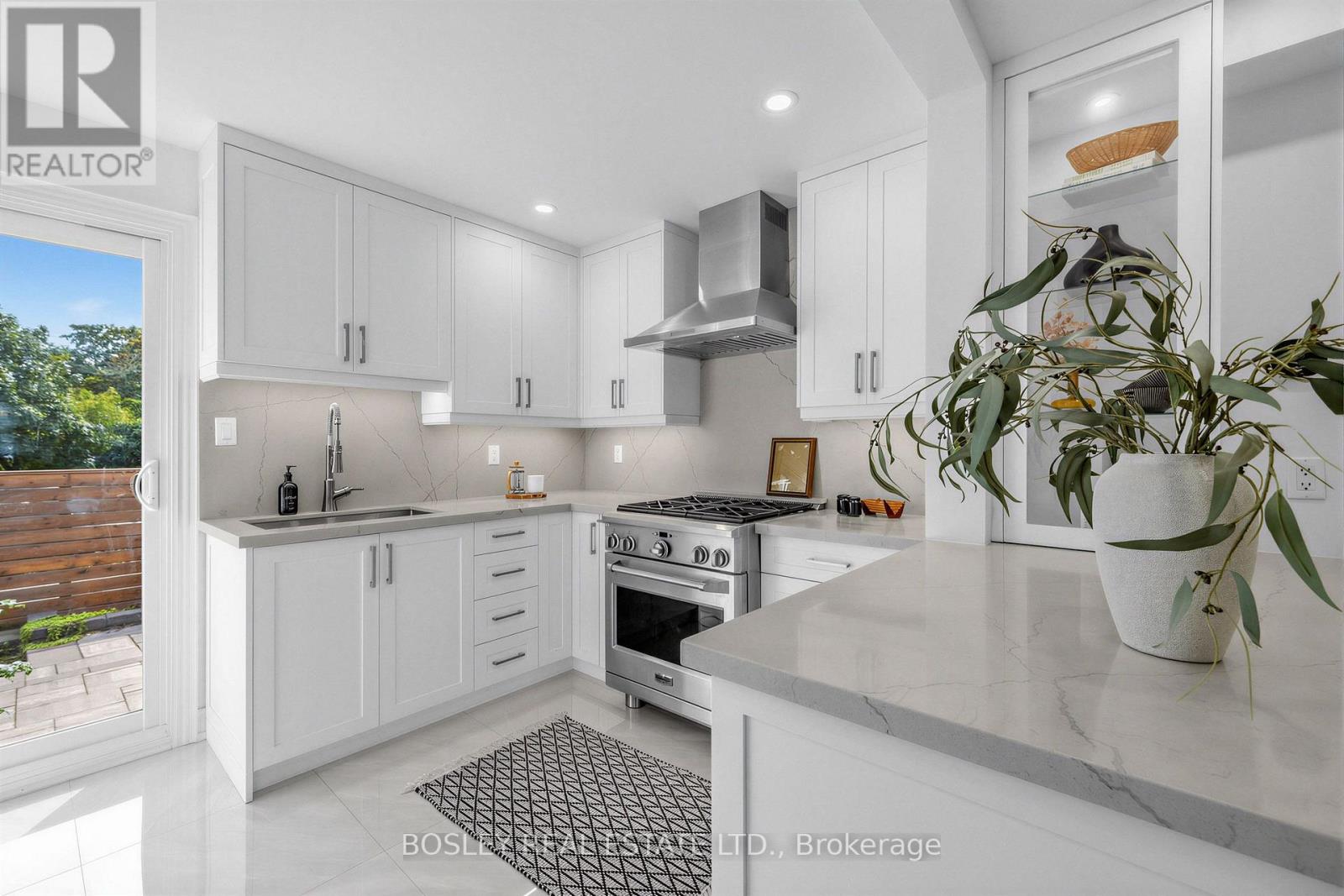 153 Lambertlodge Avenue, Toronto, Ontario  M6G 3X4 - Photo 7 - C13813094