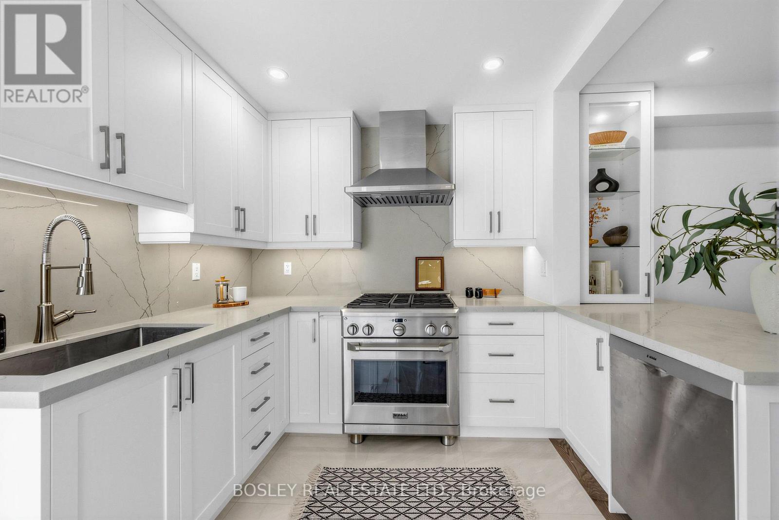 153 Lambertlodge Avenue, Toronto, Ontario  M6G 3X4 - Photo 8 - C13813094