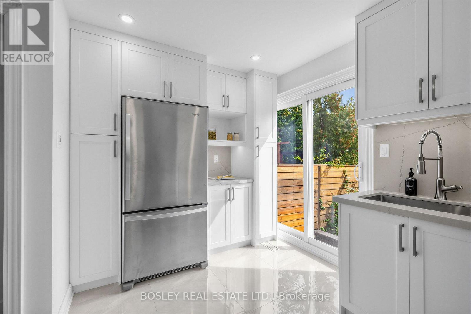 153 Lambertlodge Avenue, Toronto, Ontario  M6G 3X4 - Photo 9 - C13813094