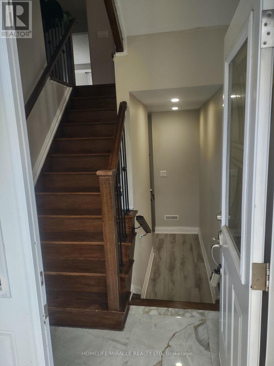 688b Midland Avenue, Toronto, Ontario  M1K 4C6 - Photo 2 - E13813234