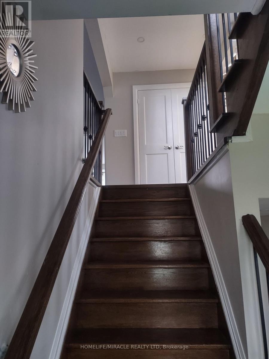 688b Midland Avenue, Toronto, Ontario  M1K 4C6 - Photo 3 - E13813234