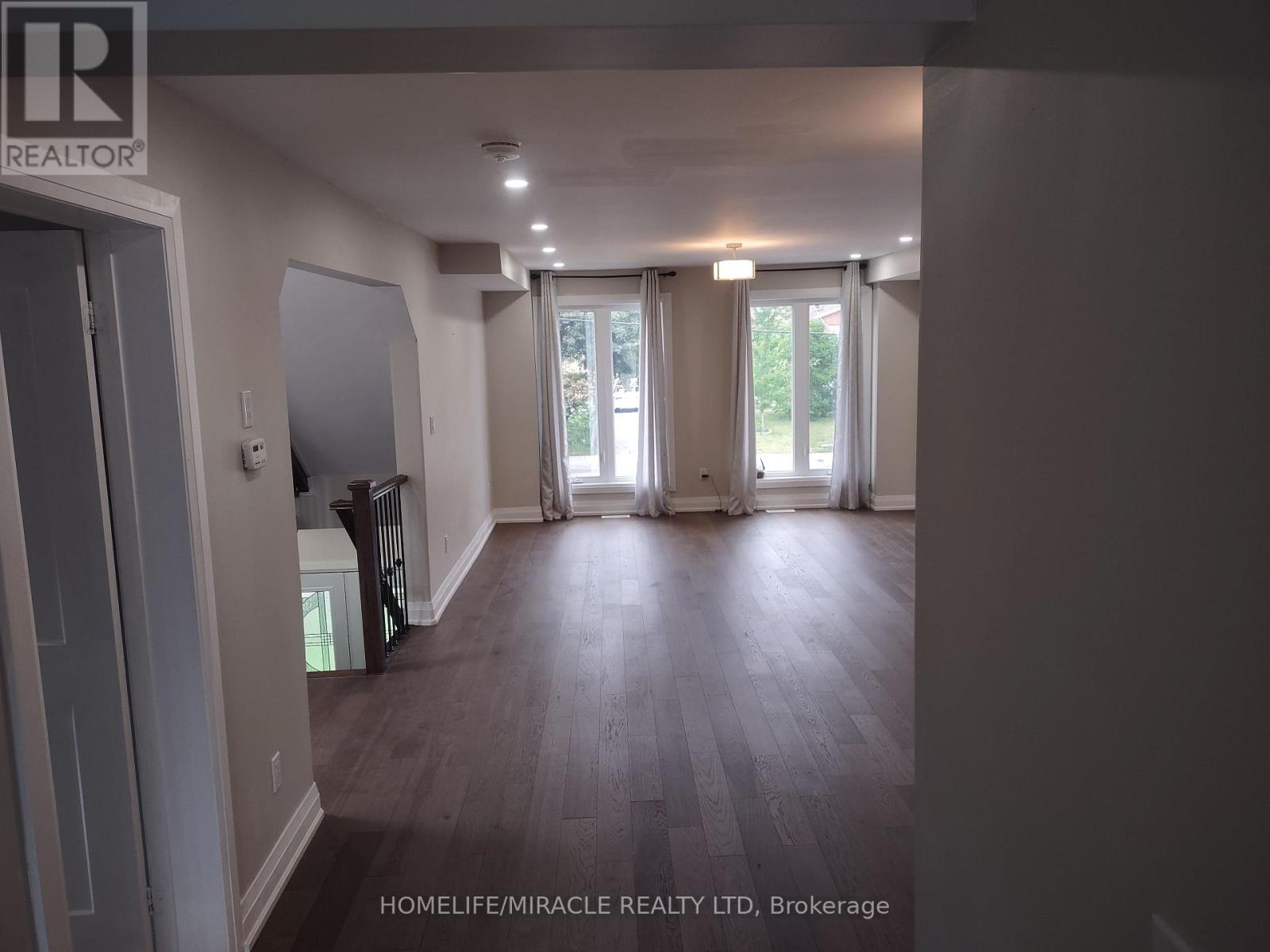 688b Midland Avenue, Toronto, Ontario  M1K 4C6 - Photo 4 - E13813234