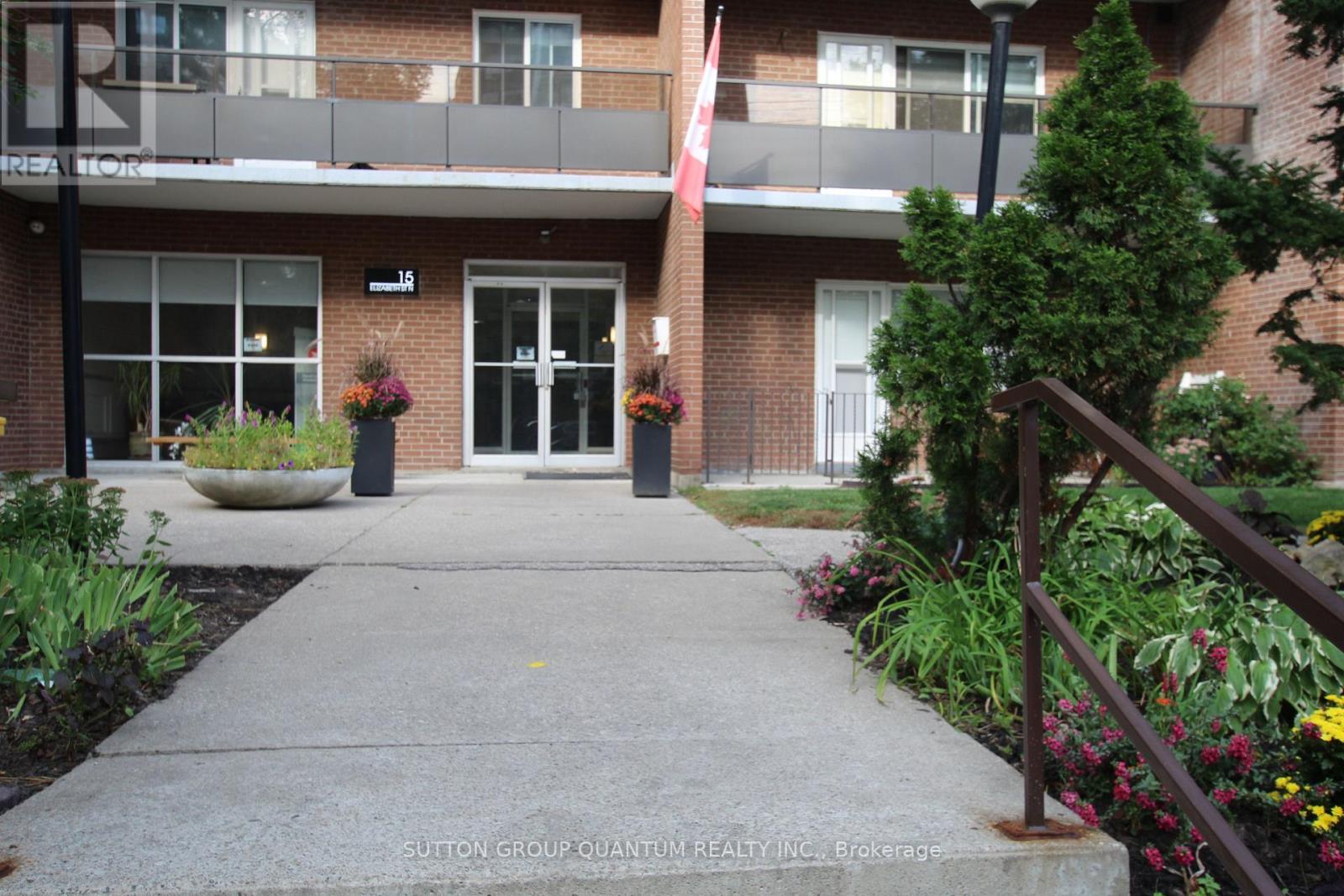 401 - 15 Elizabeth Street N, Mississauga, Ontario  L5G 2Z3 - Photo 2 - W13762738