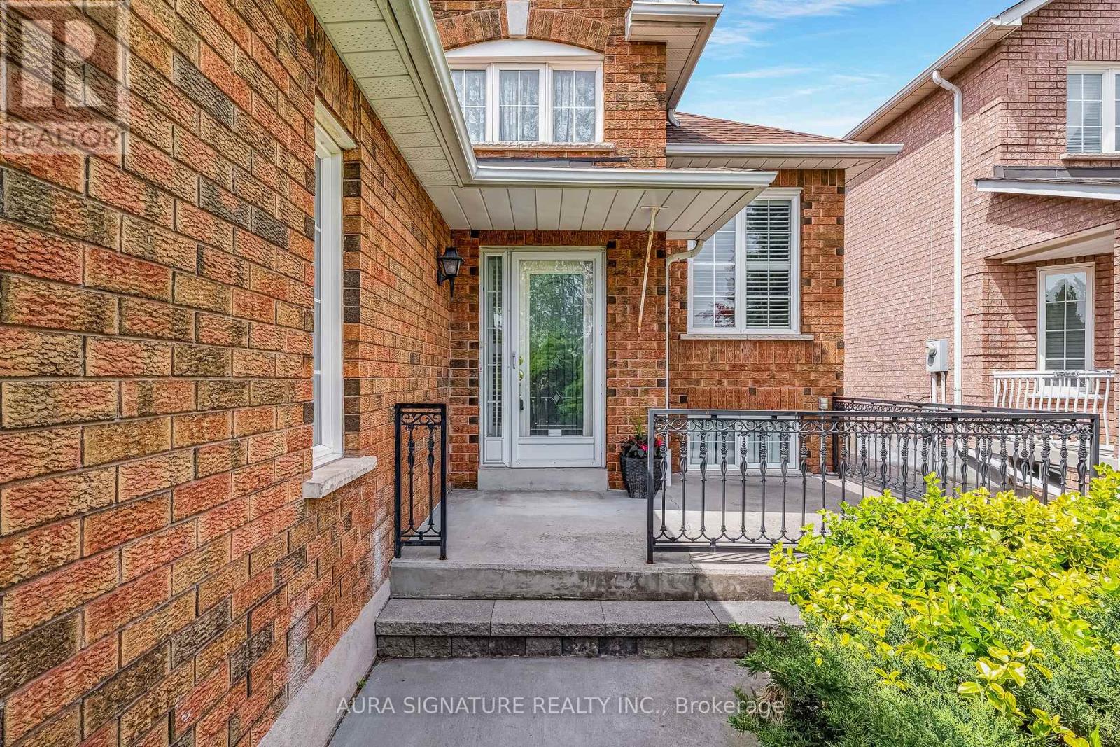 30 Graceview Court, Vaughan, Ontario  L4L 9C4 - Photo 3 - N13813010