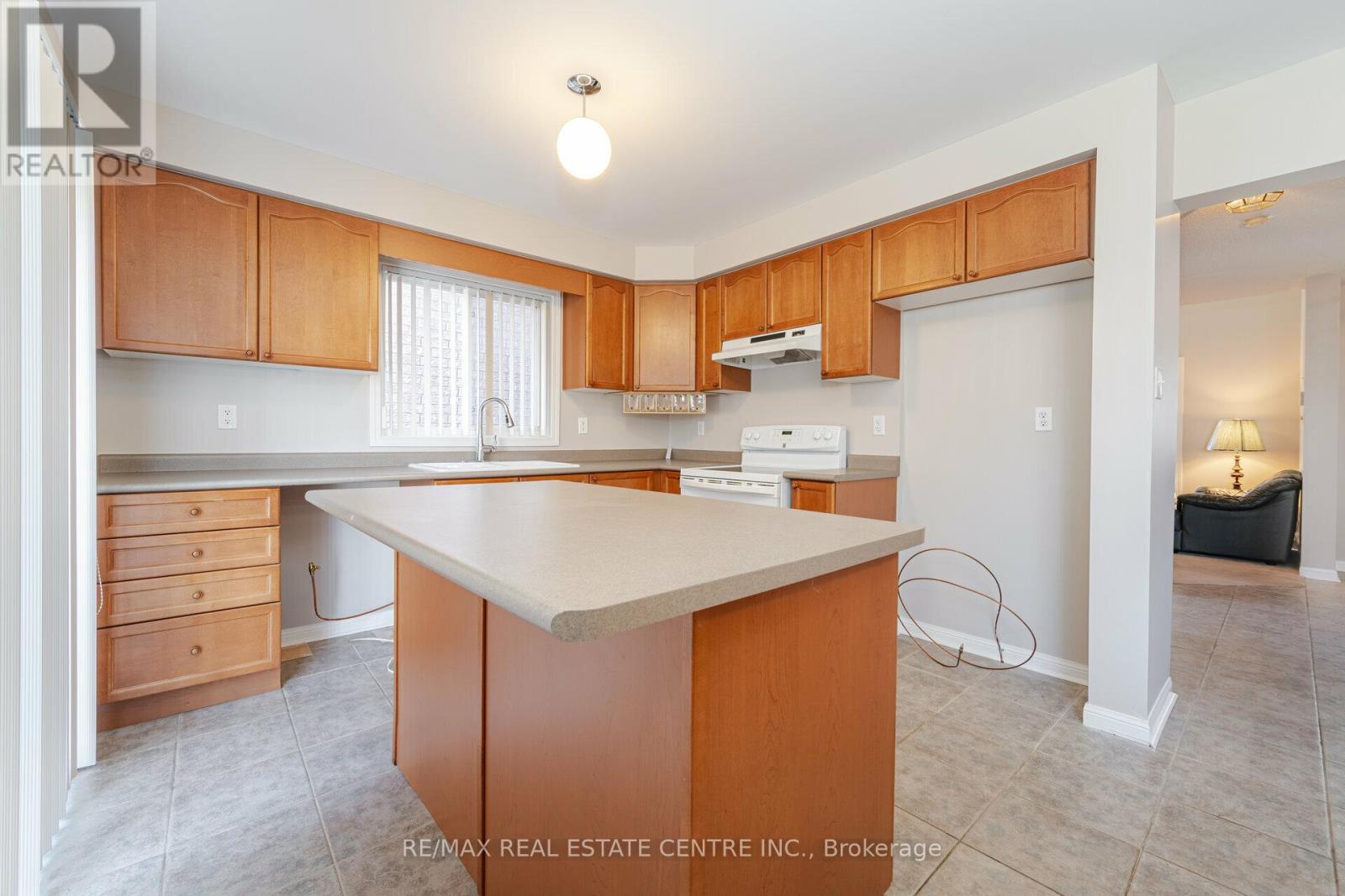 Upper - 15 Mendoza Drive, Brampton, Ontario  L7A 3M3 - Photo 10 - W13813042