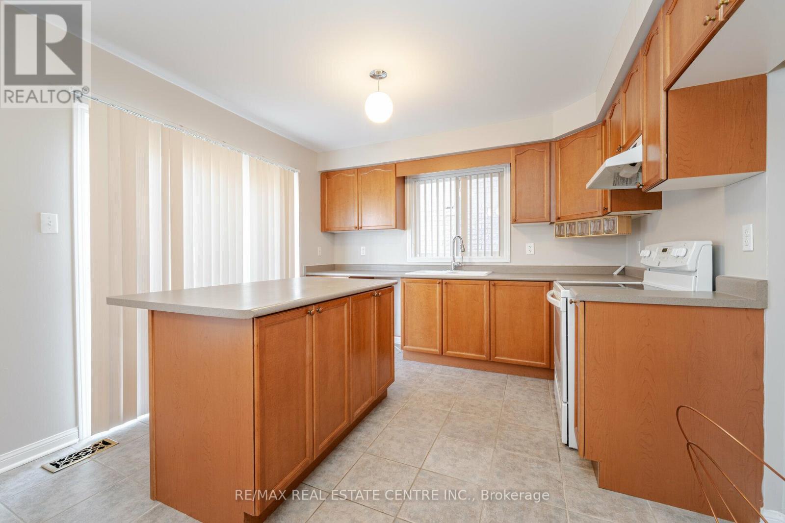 Upper - 15 Mendoza Drive, Brampton, Ontario  L7A 3M3 - Photo 11 - W13813042