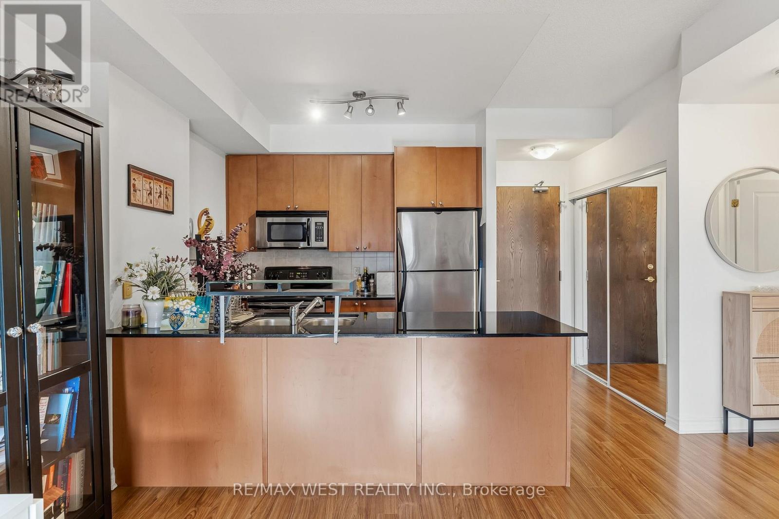 402 - 4196 Dundas Street W, Toronto, Ontario  M8X 0A3 - Photo 5 - W13813060