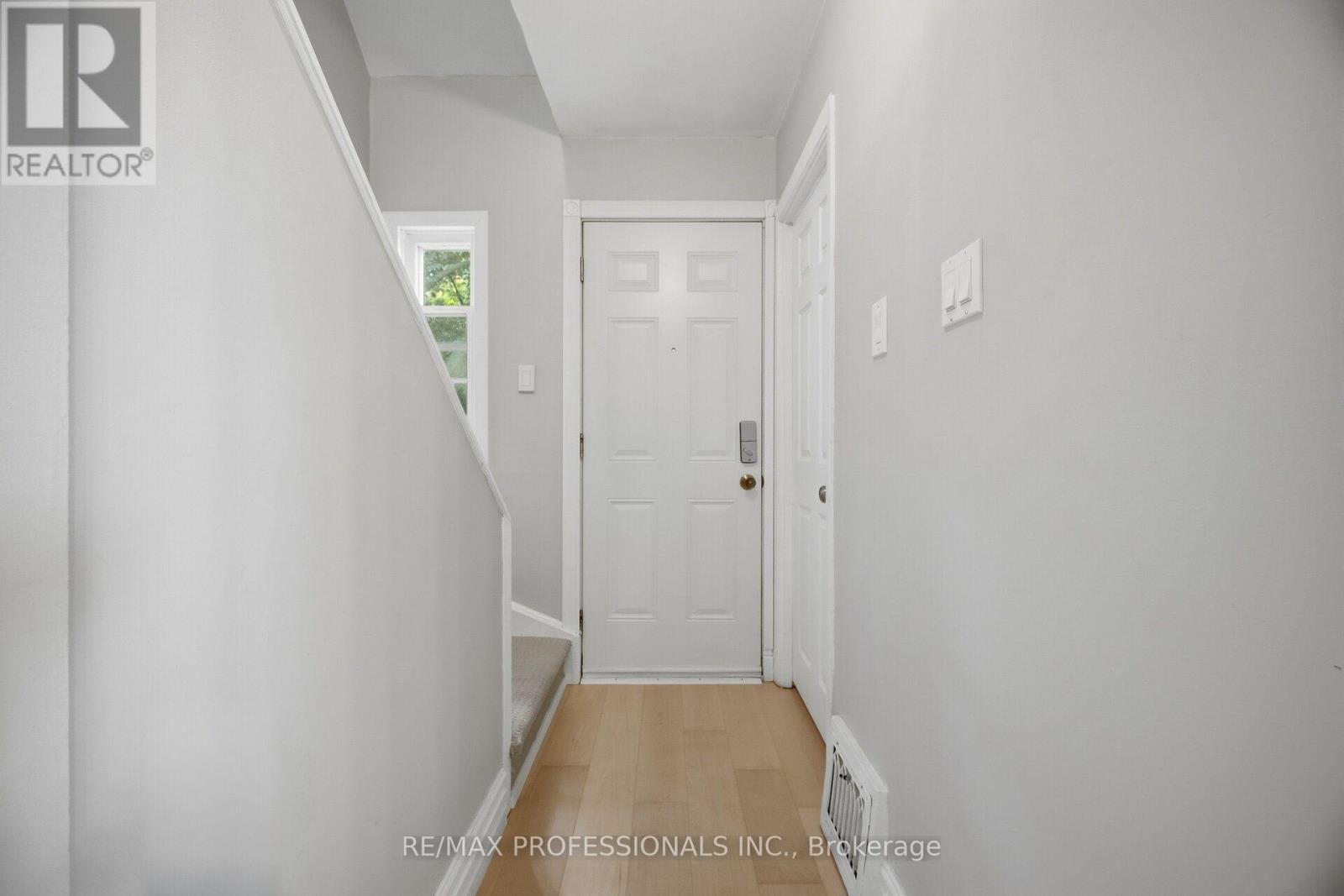 8 Smith Crescent, Toronto, Ontario  M8Z 3X5 - Photo 17 - W13813142