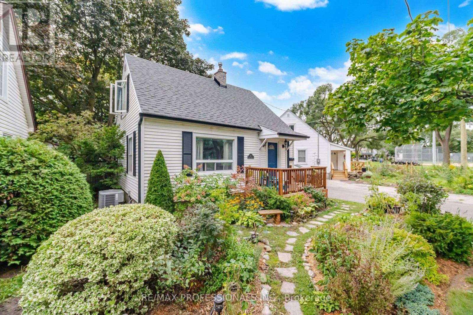 8 Smith Crescent, Toronto, Ontario  M8Z 3X5 - Photo 2 - W13813142