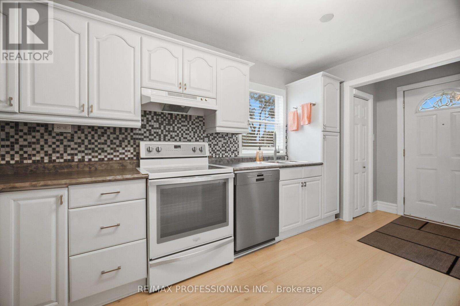 8 Smith Crescent, Toronto, Ontario  M8Z 3X5 - Photo 6 - W13813142