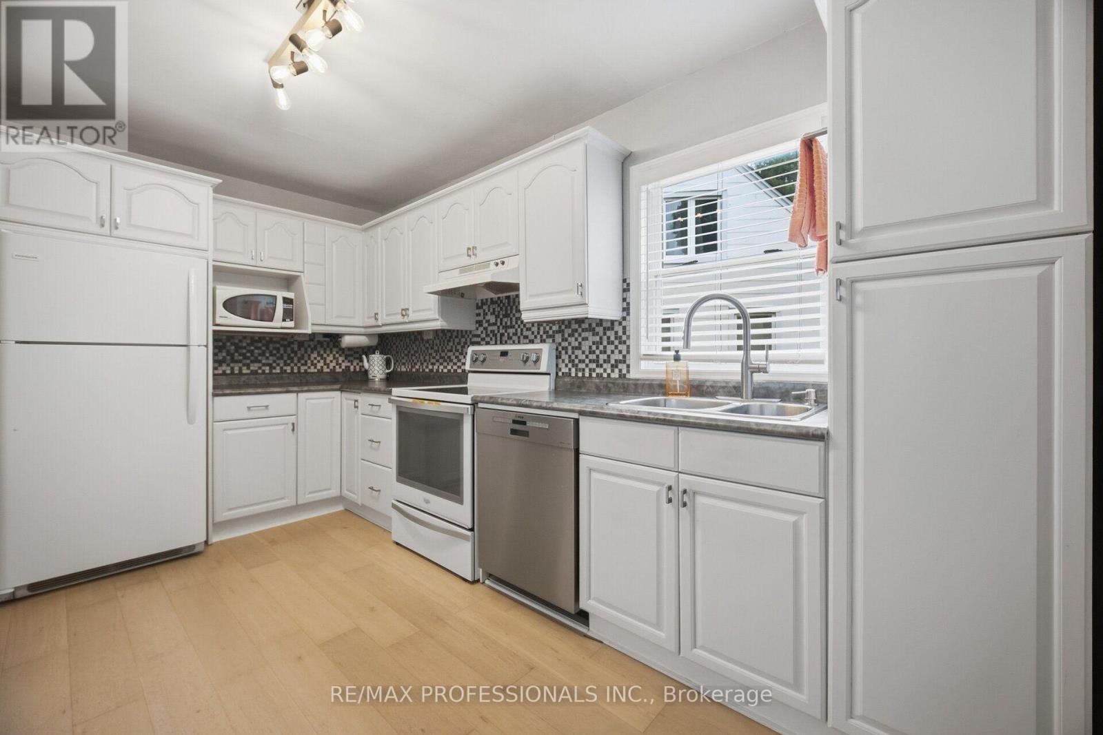 8 Smith Crescent, Toronto, Ontario  M8Z 3X5 - Photo 8 - W13813142