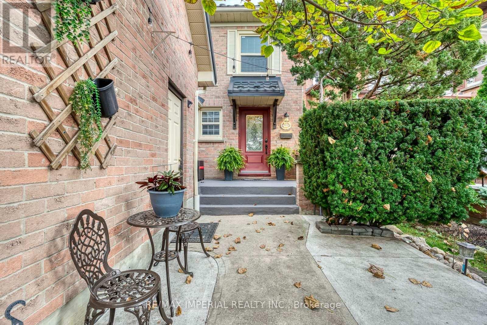 301 Kingsbridge Garden Circle, Mississauga, Ontario  L5R 1L2 - Photo 7 - W13813162
