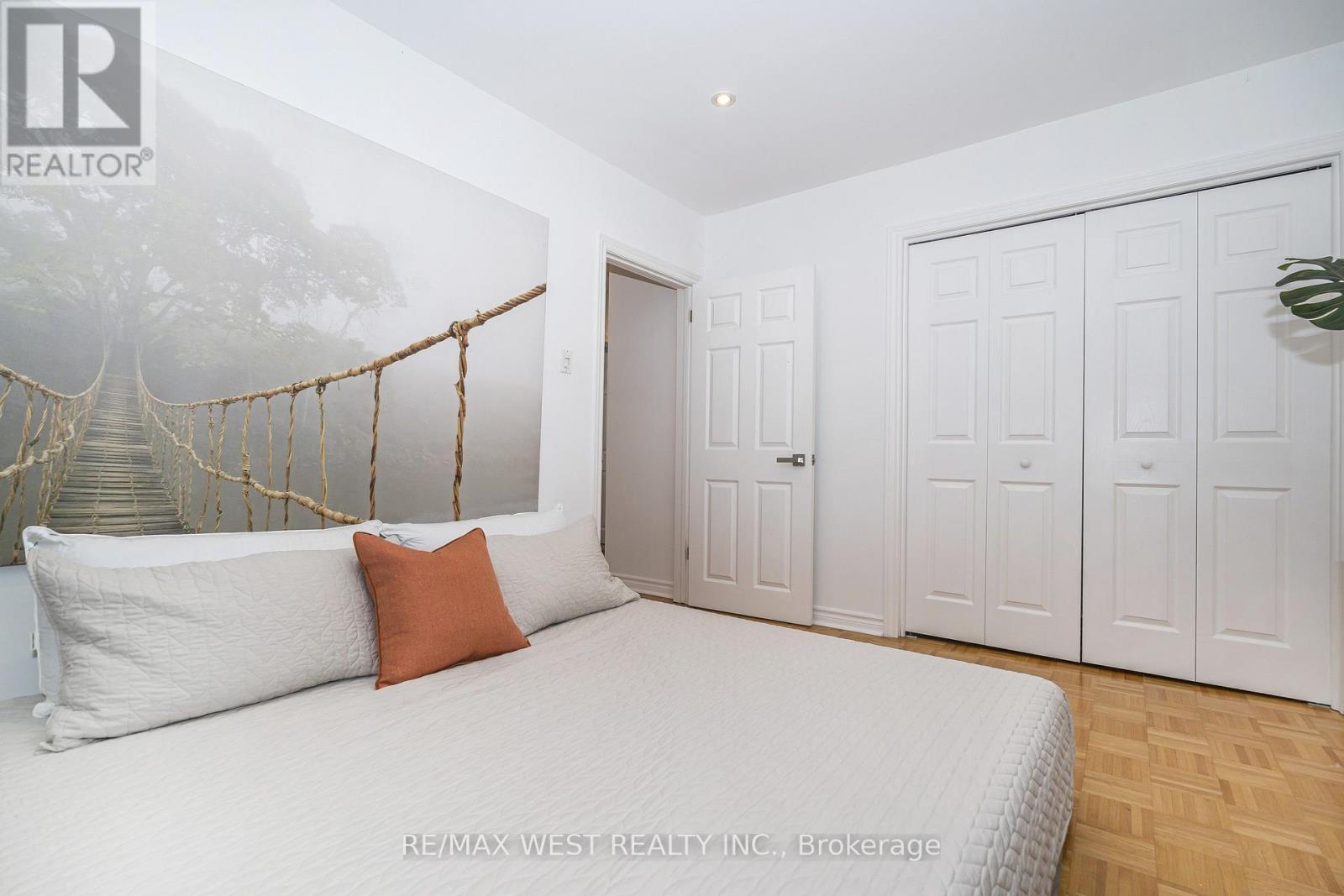 32 Pine Avenue N, Mississauga, Ontario  L5H 2P8 - Photo 12 - W13813252