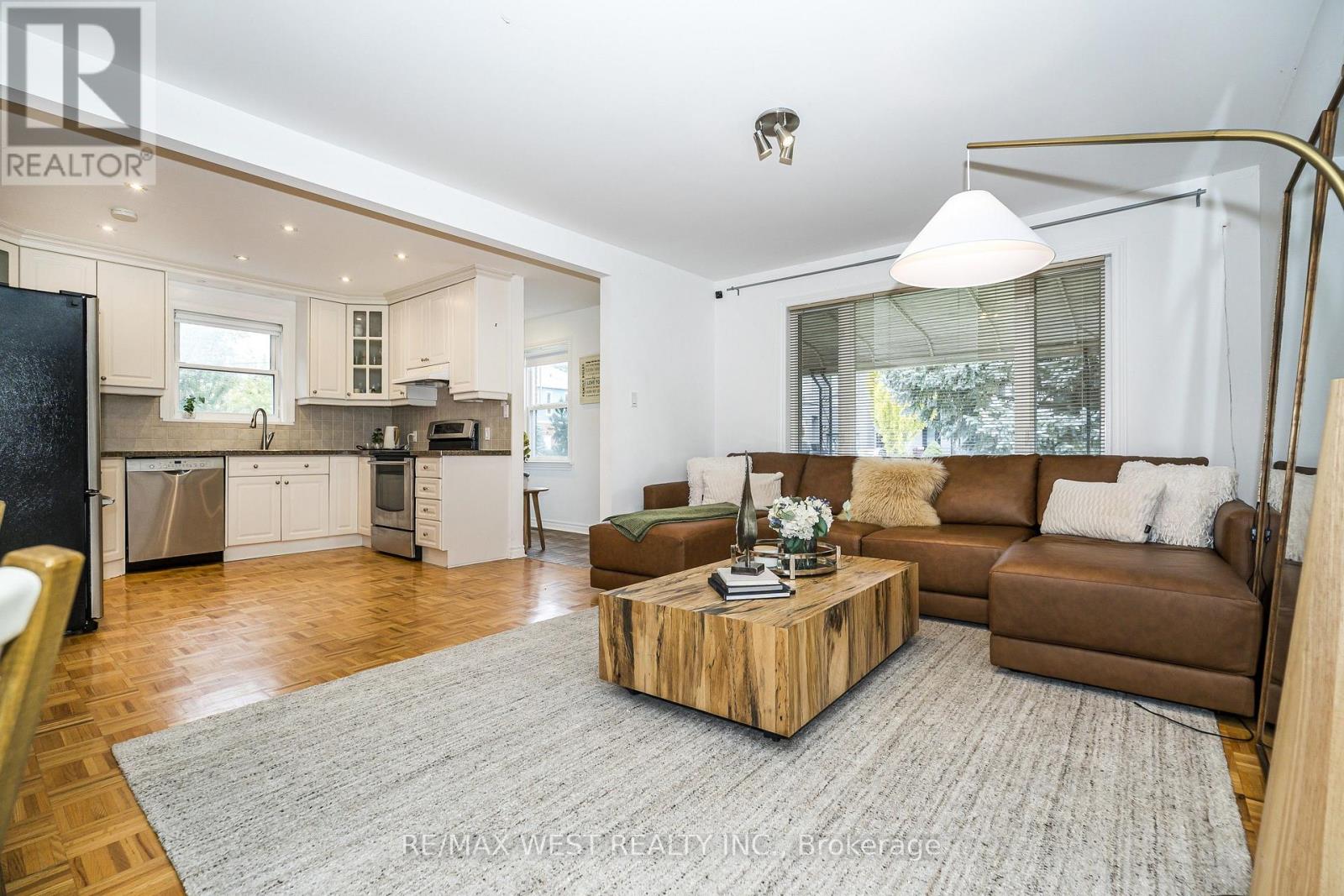 32 Pine Avenue N, Mississauga, Ontario  L5H 2P8 - Photo 4 - W13813252
