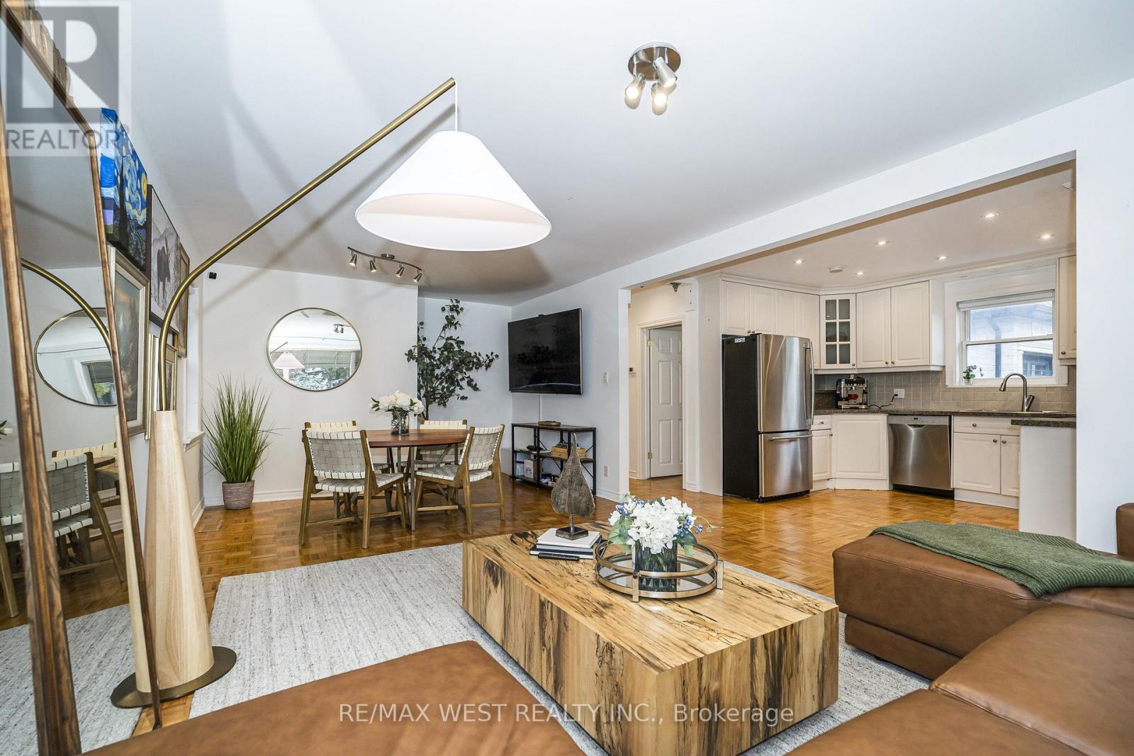 32 Pine Avenue N, Mississauga, Ontario  L5H 2P8 - Photo 5 - W13813252