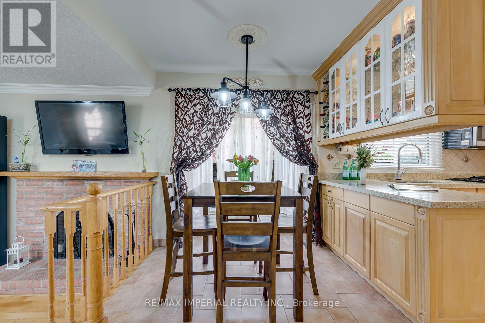 301 Kingsbridge Garden Circle, Mississauga, Ontario  L5R 1L2 - Photo 22 - W13813162