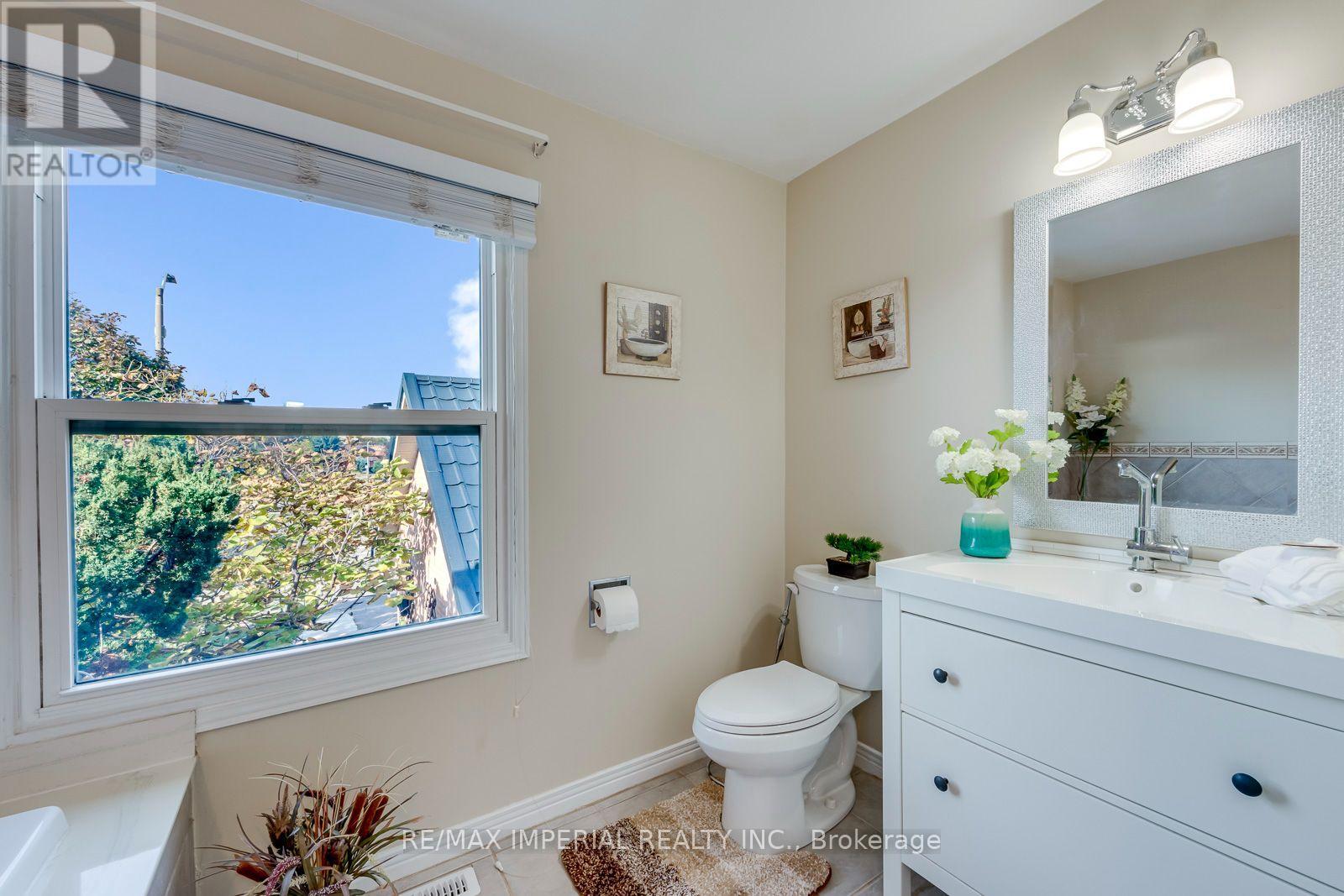 301 Kingsbridge Garden Circle, Mississauga, Ontario  L5R 1L2 - Photo 33 - W13813162
