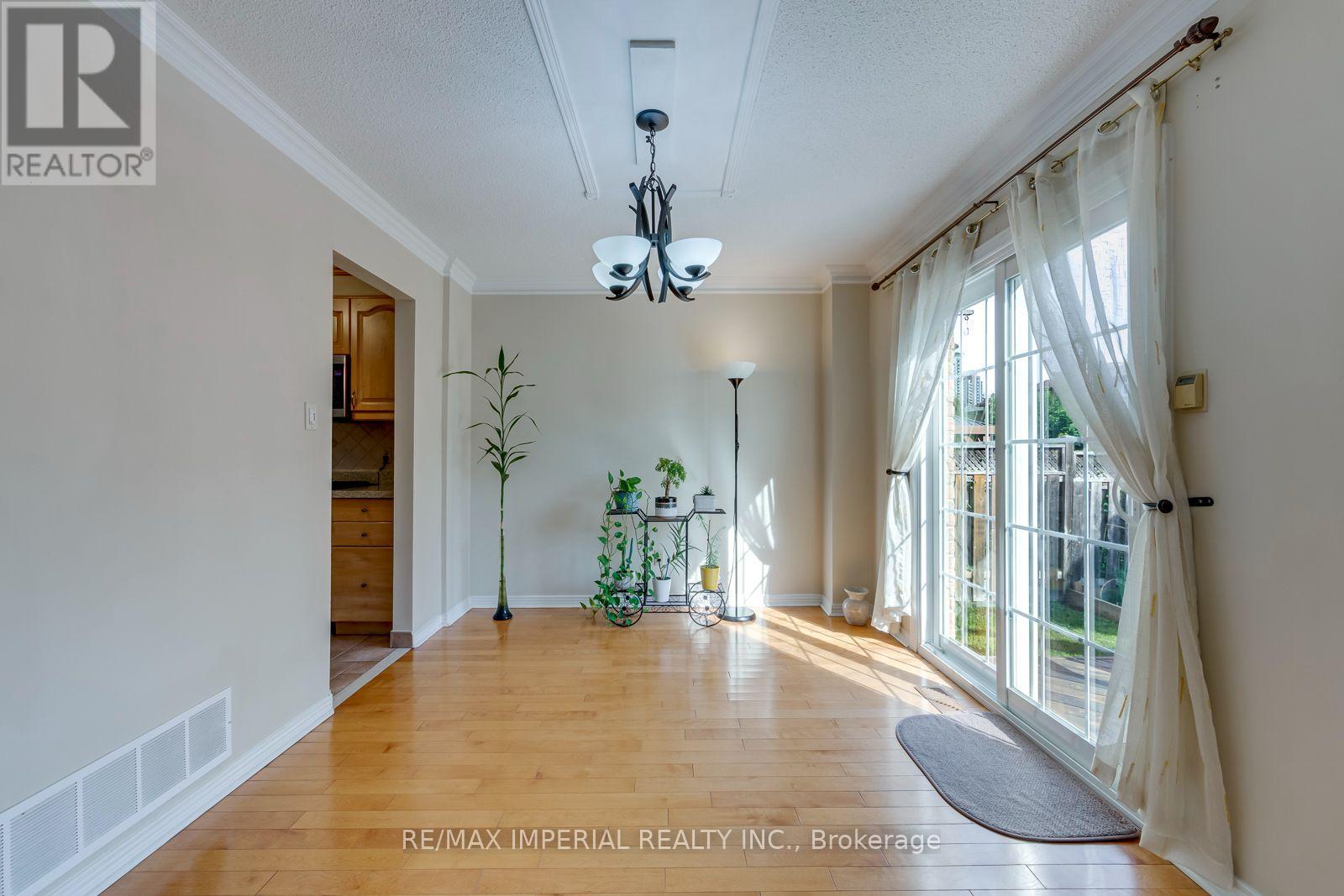 301 Kingsbridge Garden Circle, Mississauga, Ontario  L5R 1L2 - Photo 15 - W13813162