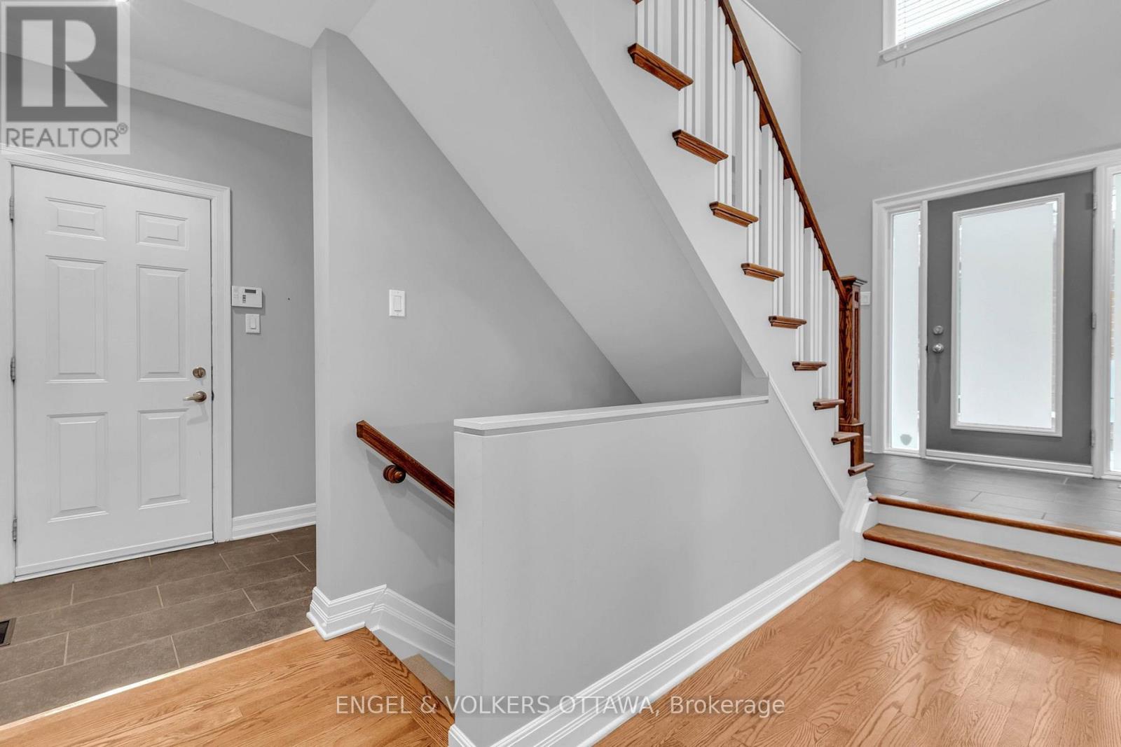 108 Manorhill Private, Ottawa, Ontario  K1H 2J4 - Photo 2 - X13813366