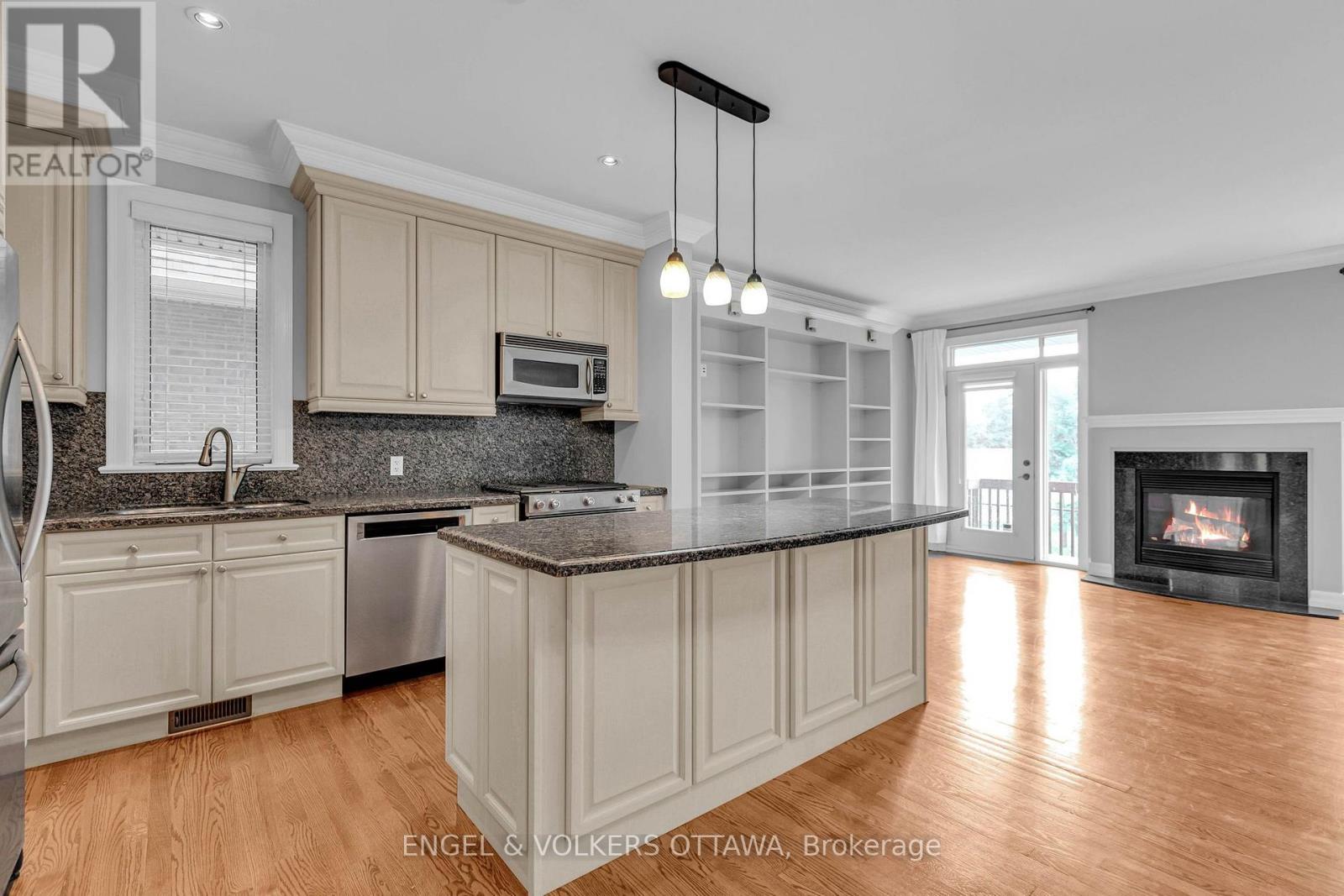 108 Manorhill Private, Ottawa, Ontario  K1H 2J4 - Photo 3 - X13813366