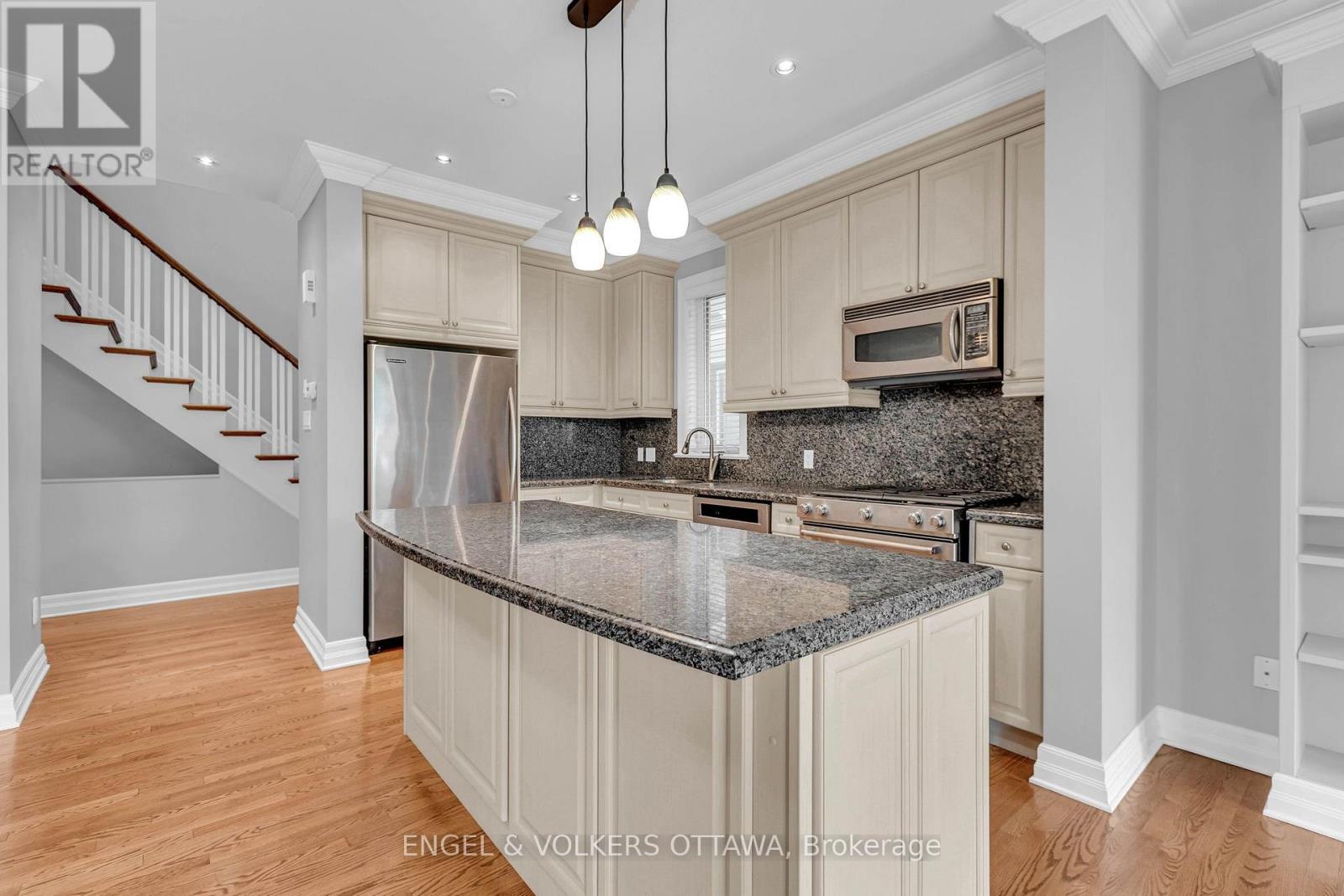 108 Manorhill Private, Ottawa, Ontario  K1H 2J4 - Photo 4 - X13813366
