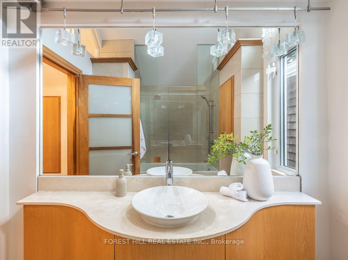 8 Wiley Avenue, Toronto, Ontario  M4J 3W4 - Photo 12 - E13813440