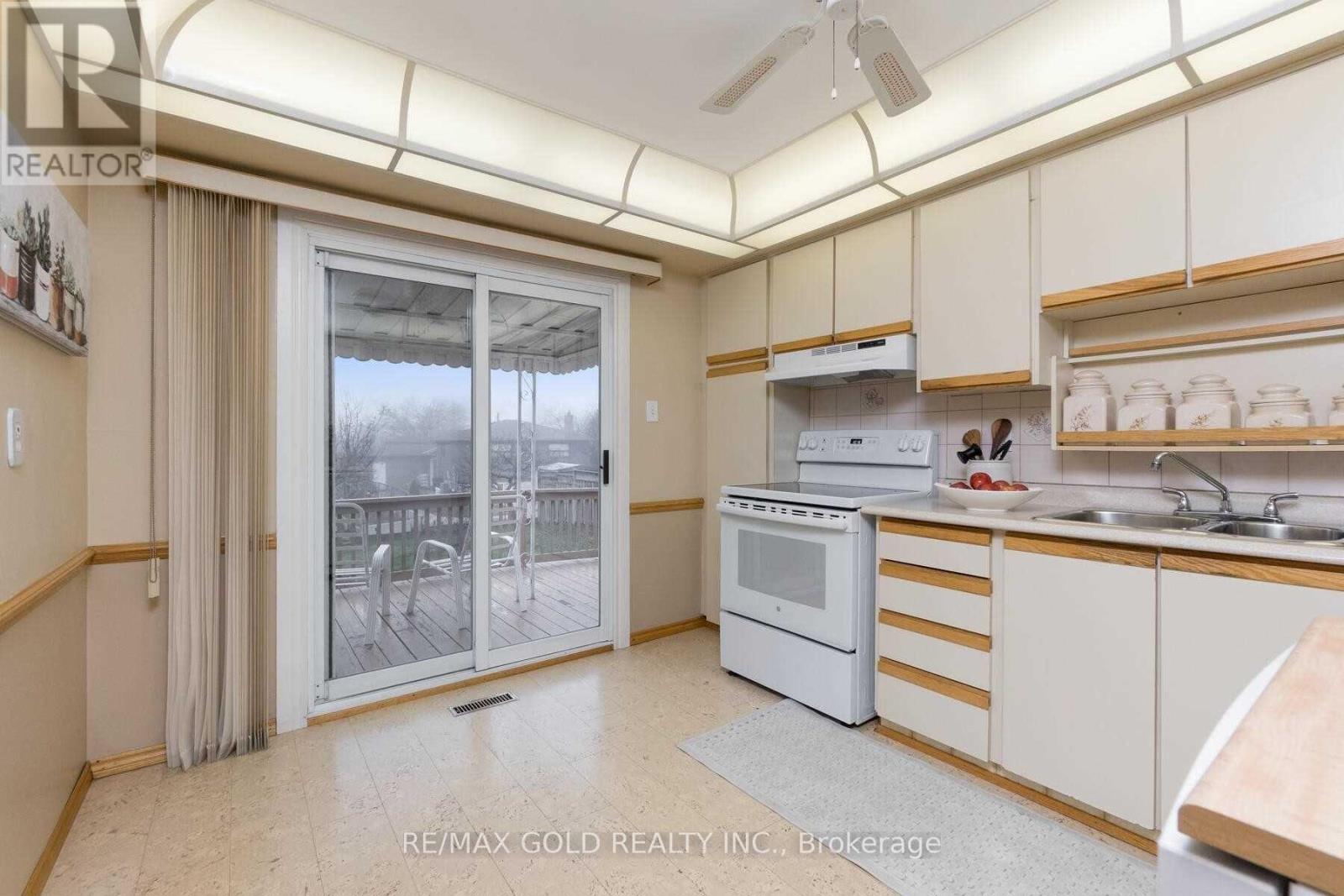 32 Glenforest Road, Brampton, Ontario  L6S 1K6 - Photo 9 - W13813496
