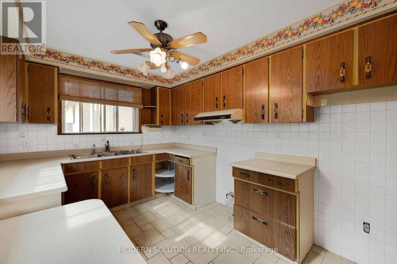 114 Elmcrest Road, Toronto, Ontario  M9C 3R9 - Photo 13 - W13813512