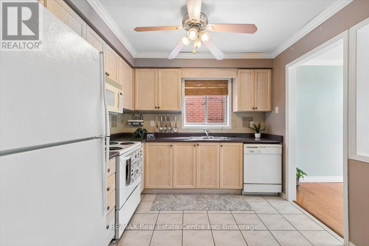 2524 Logan Avenue, Oakville, Ontario  L6H 6S2 - Photo 13 - W13813786