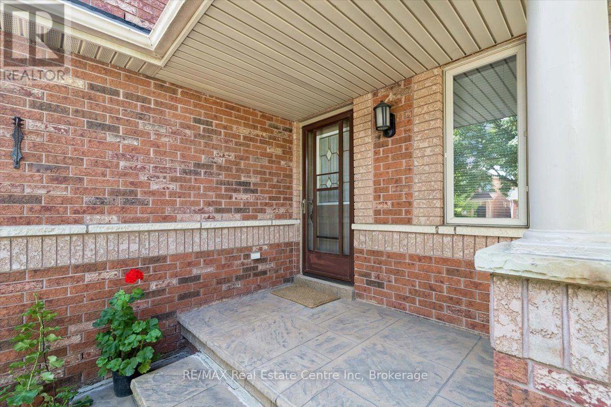 2524 Logan Avenue, Oakville, Ontario  L6H 6S2 - Photo 6 - W13813786