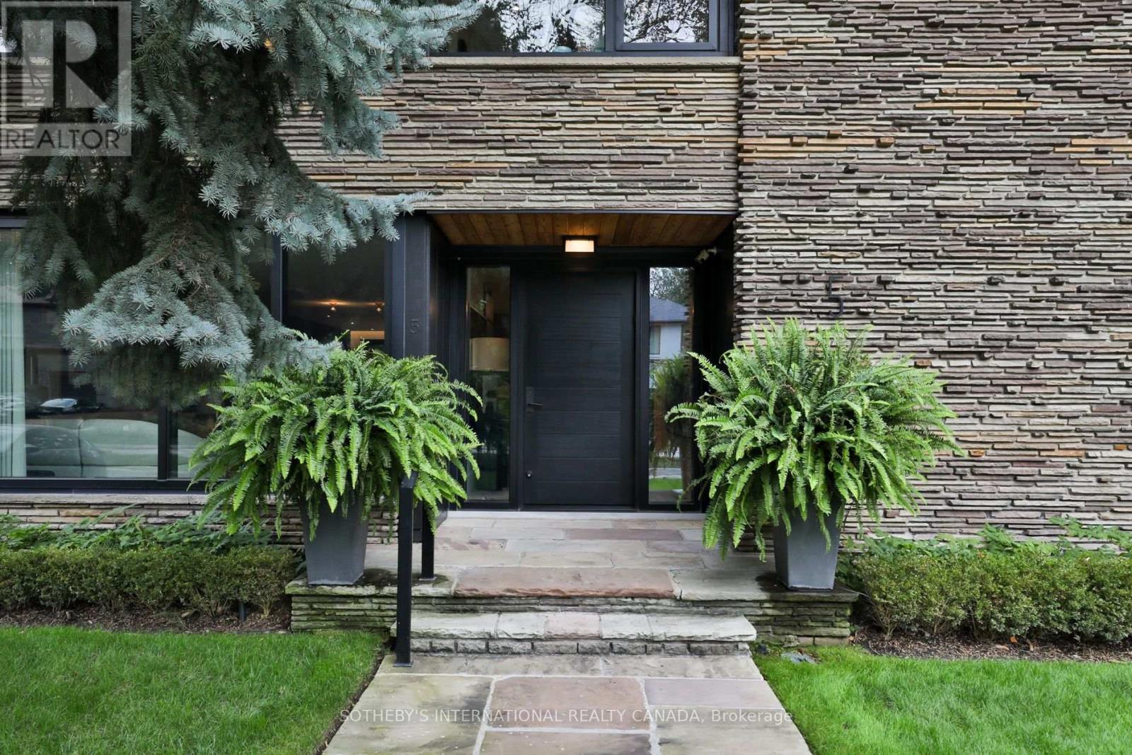 5 Overdale Road, Toronto, Ontario  M6B 3E9 - Photo 4 - C13813604