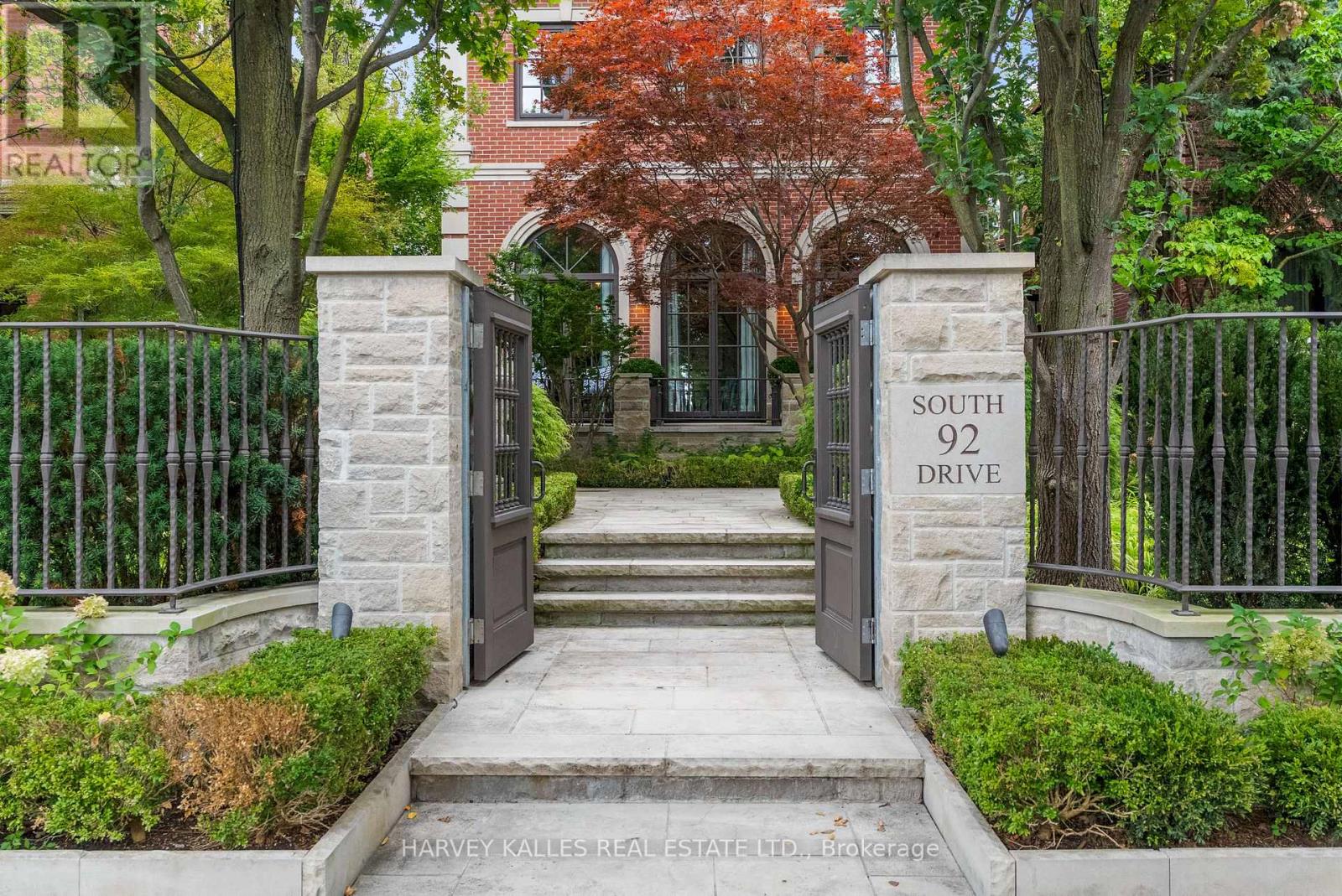 92 South Drive, Toronto, Ontario  M4W 1R6 - Photo 2 - C13813766