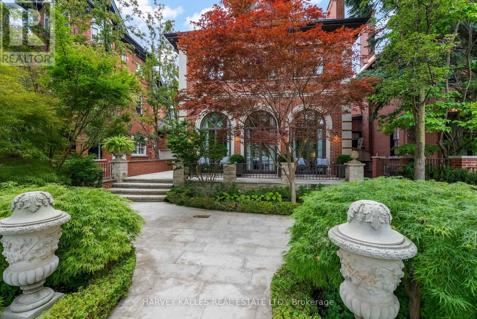 92 South Drive, Toronto, Ontario  M4W 1R6 - Photo 4 - C13813766