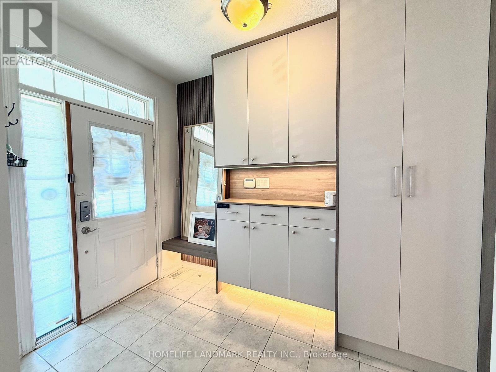 8 Church View Avenue, Markham (Victoria Manor-Jennings Gate), Ontario  L6C 0L6 - Photo 2 - N13813876