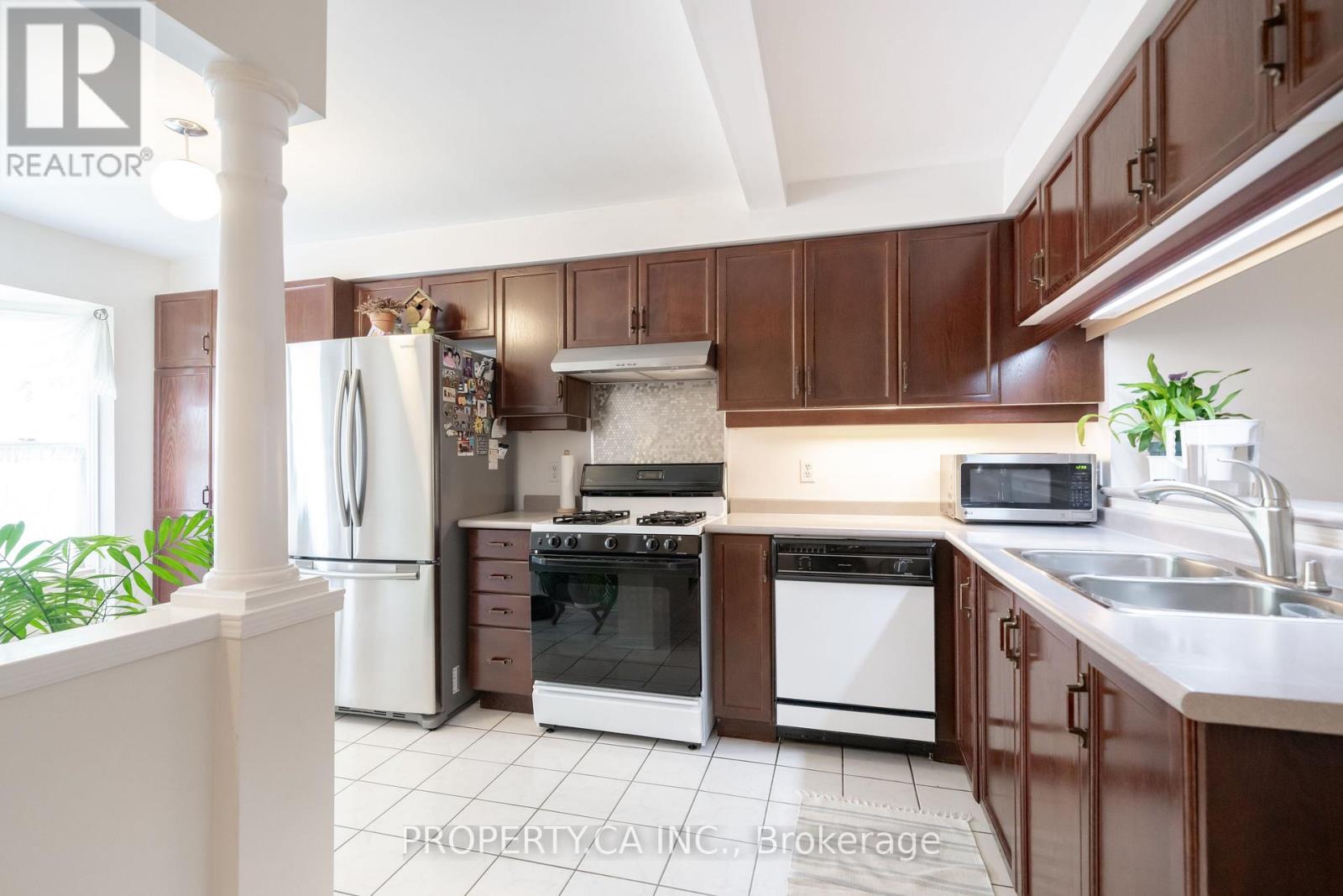 72 Desert Sand Drive, Brampton, Ontario  L6R 1V6 - Photo 9 - W13580614
