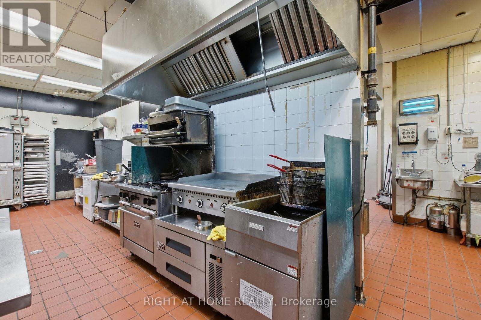 101 - 10 Kingsbridge Garden Circle, Mississauga, Ontario  L5R 3K6 - Photo 35 - W13810784