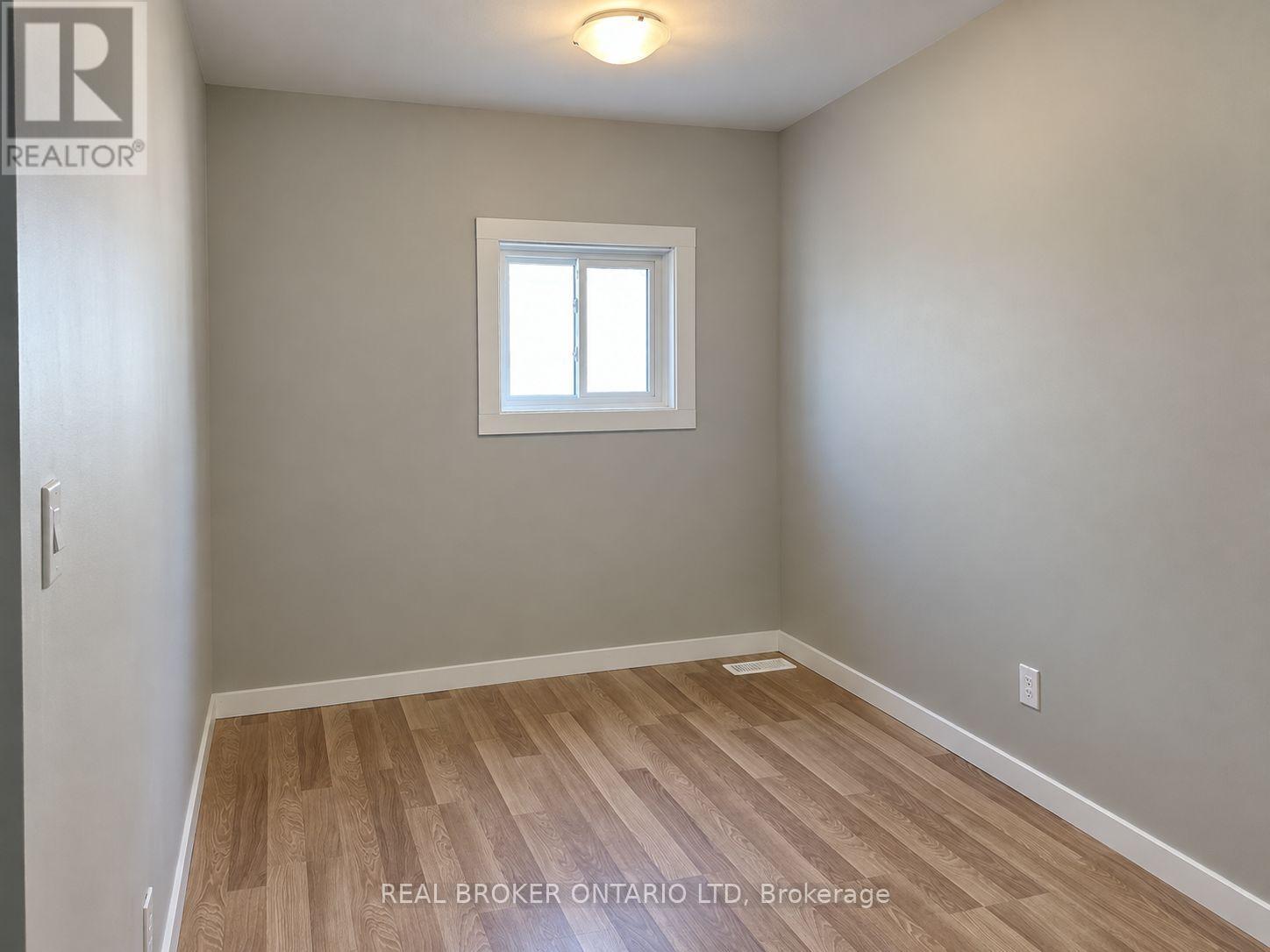 31 Myrtle Street, St. Thomas, Ontario  N5R 2E6 - Photo 3 - X13814026