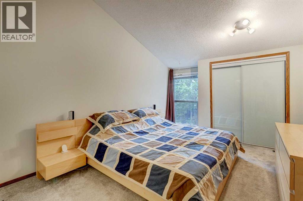 386 Brae Glen Crescent Sw, Calgary, Alberta  T2W 1B6 - Photo 13 - A2343218