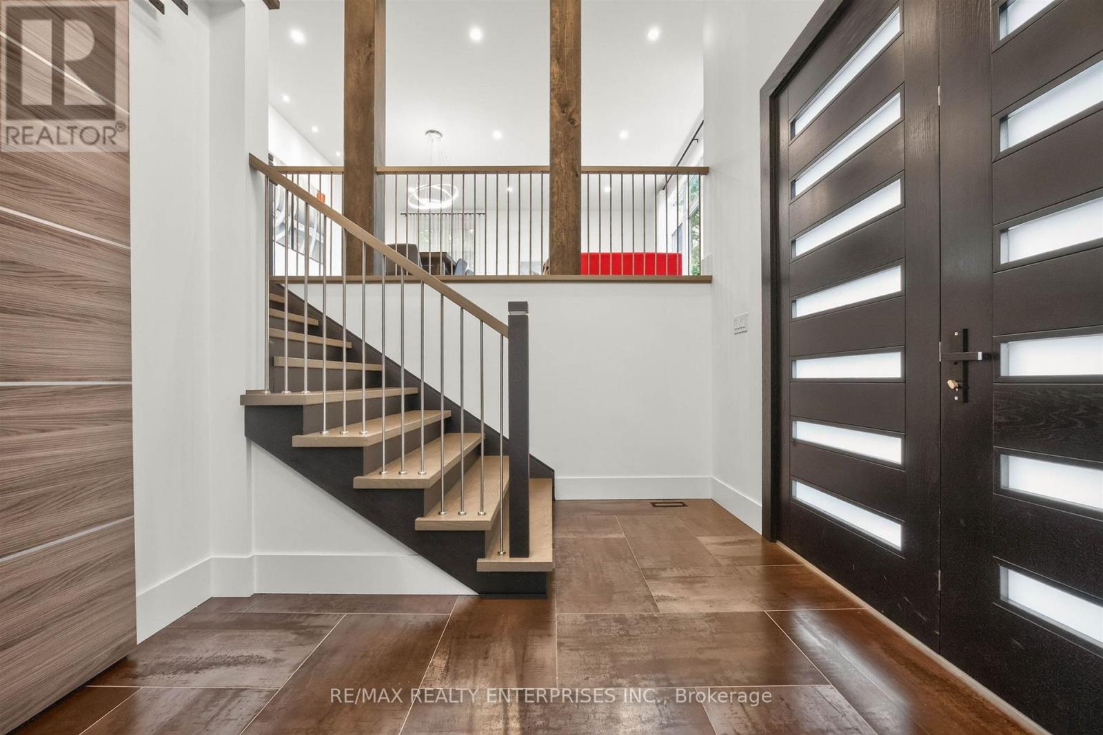 700 HILLCREST ROAD Pickering (West Shore) Ontario Canada L1W2P1 5