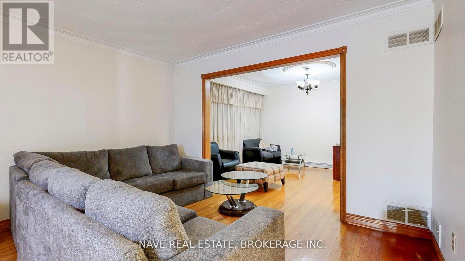 9747 Bathurst Street, Richmond Hill (North Richvale), Ontario  L4C 3X5 - Photo 6 - N13814072