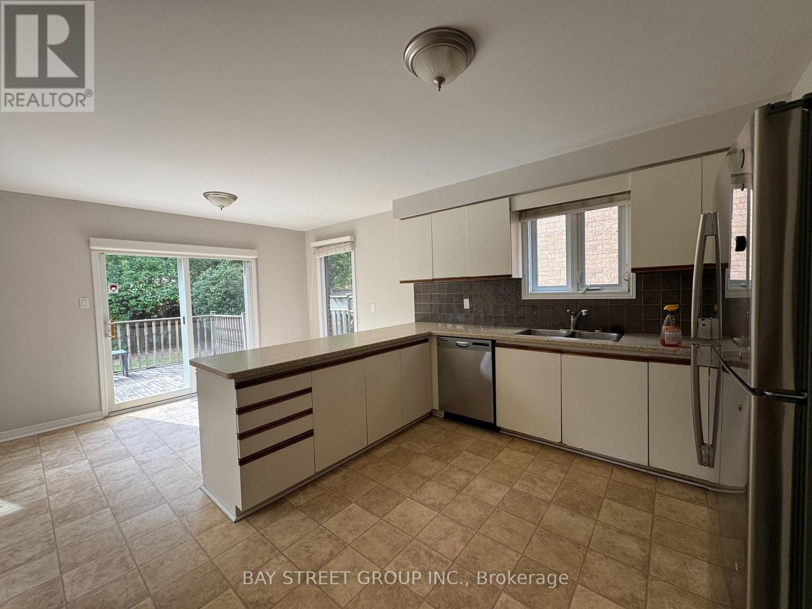2034 Oxford Avenue, Oakville, Ontario  L6H 4K7 - Photo 5 - W13814074