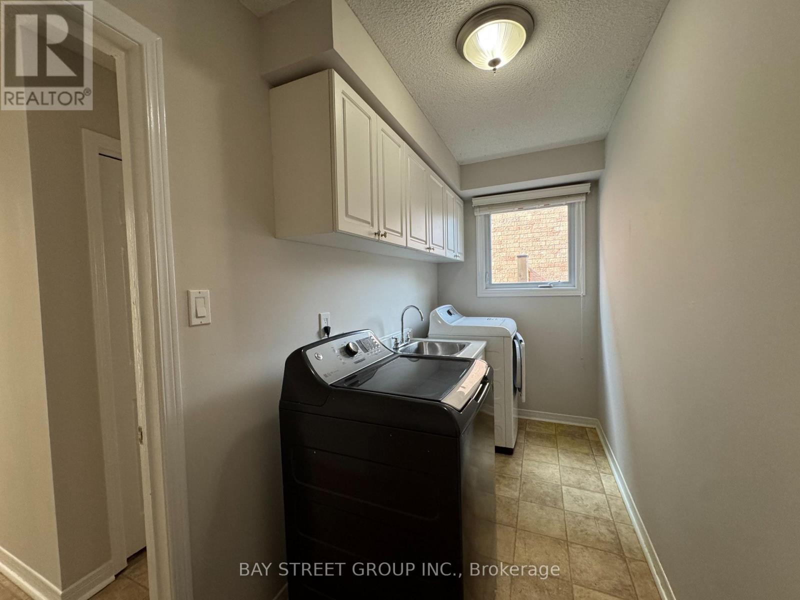 2034 Oxford Avenue, Oakville, Ontario  L6H 4K7 - Photo 9 - W13814074
