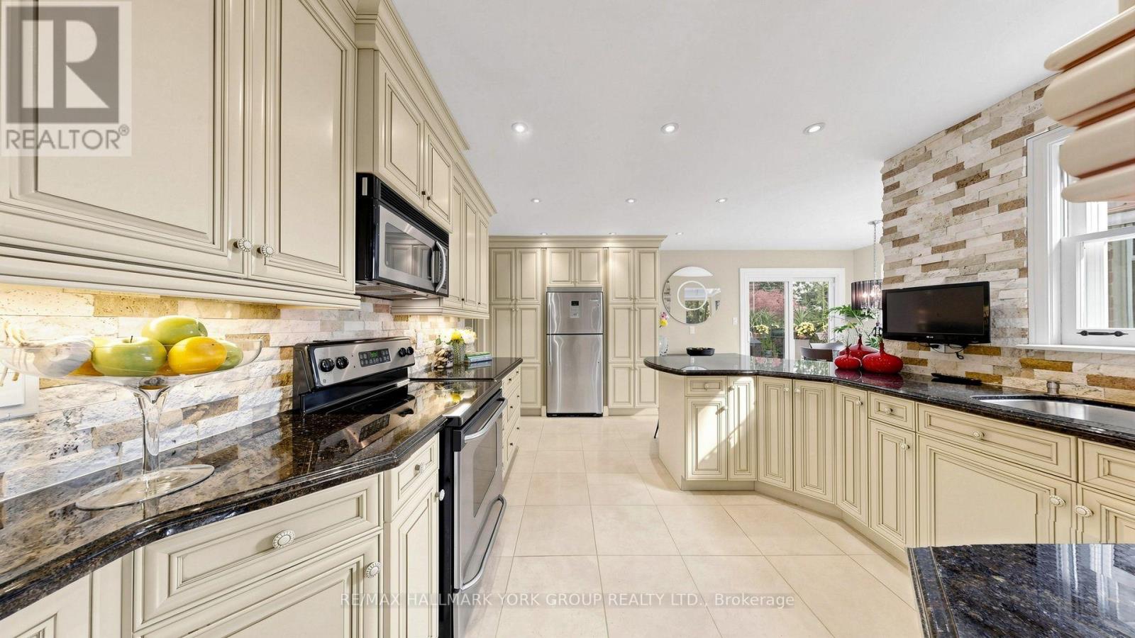 45 Pinnacle Road, Toronto (St. Andrew-Windfields), Ontario  M2L 2V6 - Photo 11 - C13814398